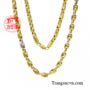 Bởi vậy một chiếc dây chuyền vàng tuy nhỏ bé nhưng lại giúp bạn có một diện mạo hoàn hảo trong từng góc nhìn.