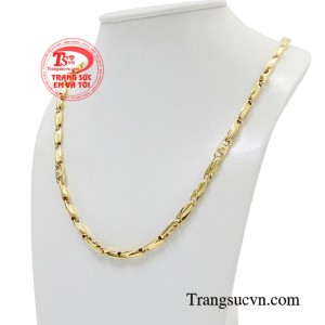 Chiếc dây chuyền này sẽ giúp các chàng trai cảm thấy tự tin mỗi khi sải bước trước đám đông hay đặc biệt là trong những buổi hẹn hò tạo thiện cảm với người đối diện. 