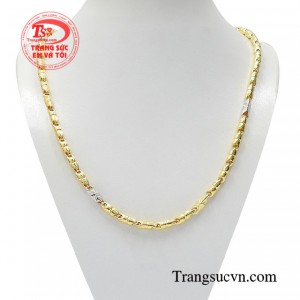 Dây chuyền nam vàng hoàng gia thiết kế trẻ trung, nam tính thích hợp với nhiều kiểu trang phục.