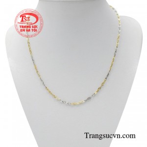 Dây chuyền nữ kiểu cách chế tác tinh xảo, sắc nét, kiểu dáng độc đáo. 