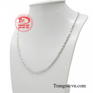 Phái đẹp có thể kết hợp sản phẩm cùng mặt dây chuyền giúp tăng thêm vẻ sành điệu và thời trang. 