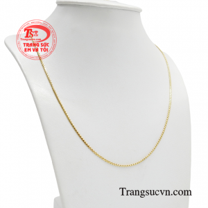 Dây chuyền nữ vàng tỏa sáng tràn đầy sức sống gợi lên dáng dấp của một cô gái nhẹ nhàng, tươi trẻ mà vô cùng ngọt ngào, hấp dẫn.