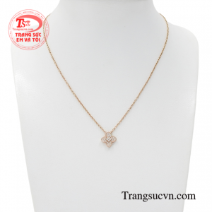 Dây chuyền vàng hồng kim cương tạo điểm nhấn trên bộ trang phục của người phụ nữ và được rất nhiều phái đẹp ưa chuộng.