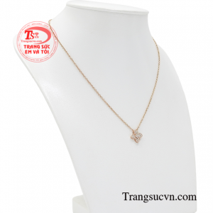 Những viên kim cương đa màu sắc ẩn chứa một vẻ đẹp kiêu sa và tinh tế, tôn vinh vẻ đẹp, nét quyến rũ và đẳng cấp cho các quý cô.