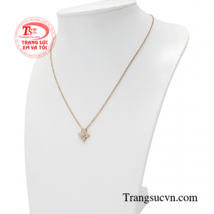 Kim cương là loại đá quý hiếm và đắt nhất trên thế giới, vì vậy mọi cô gái luôn khát khao được sở hữu món trang sức đắt giá này.