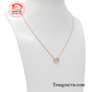 Trang sức vàng hồng đang là dòng sản phẩm được phái đẹp yêu thích và lựa chọn