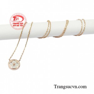 Và chiếc dây chuyền này mang đến cho phái đẹp sự sang trọng, tinh tế và cá tính