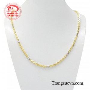 Dây chuyền vàng nam thăng tiến sẽ giúp quý ông phô diễn nét quyến rũ và ghi dấu ấn riêng biệt trong phong cách bản thân.
