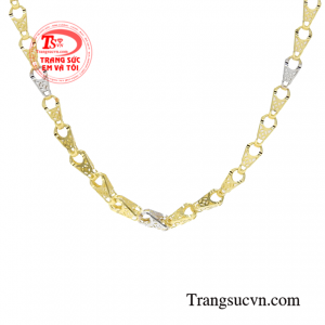 Sự độc đáo cùng với những chi tiết tinh xảo của chiếc dây chuyền sẽ giúp nam giới toát lên được vẻ lịch lãm và đầy thời thượng.