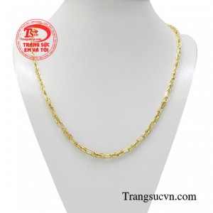 Dây chuyền vàng phong cách ấn tượng thường được kết hợp cùng mặt dây chuyền vàng tăng thêm phần sang trọng cho người đeo.