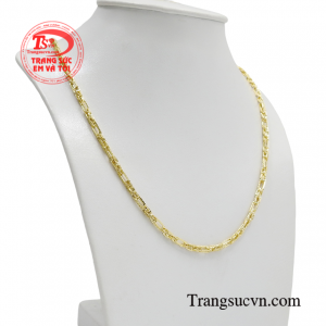 Dây chuyền vàng hiện nay được cả nam giới và phái đẹp vô cùng ưa chuộng bởi tính tiện dụng mà còn rất hợp thời trang.