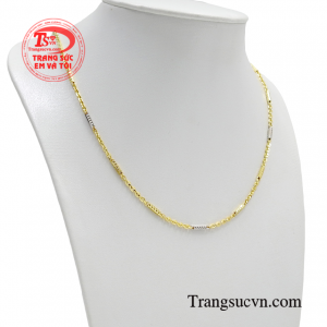 Dây chuyền vàng tây phong cách được chế tác từ vàng 10k cùng đường nét tỉ mỉ.
