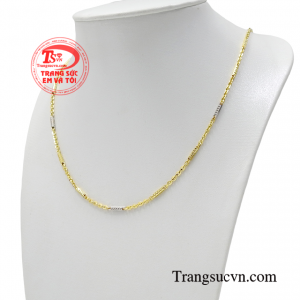 Sản phẩm có thể kết hợp với nhiều mặt dây để tăng thêm phần đẳng cấp và sang trọng.