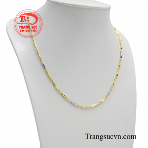 Sản phẩm này không chỉ mang đến vẻ hợp thời trang, mà còn giúp người đeo tự tin thể hiện phong cách và cá tính của mình.