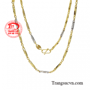 Sản phẩm còn có thể kết hợp cùng mặt dây chuyền vàng tạo phong cách thời trang ấn tượng, thu hút ánh nhìn.