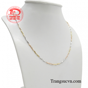 Từng đường nét tinh tế, tạo độ bắt sáng khiến chiếc dây chuyền trở nên ấn tượng. 