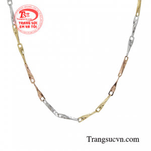 Với phái đẹp chỉ với một chiếc dây chuyền nhỏ xinh cũng đủ khiến các cô gái trở nên xinh đẹp, làm bao trái tim người nhìn xao xuyến.