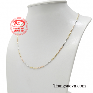 Sự kết hợp hài hòa giữa ba sắc màu của vàng giúp người dùng càng thêm phần quyến rũ và thu hút. 