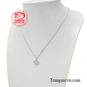 Dây chuyền được thiết kế liền mặt đơn giản phù hợp phong cách thời trang cá tính, đẳng cấp phái đẹp. 