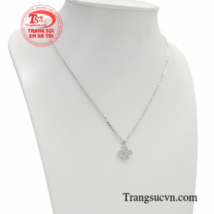 Sản phẩm là sự lựa chọn hoàn hảo cho các cô nàng hiện đại, mang lại nét riêng nổi bật và thu hút ánh nhìn. 