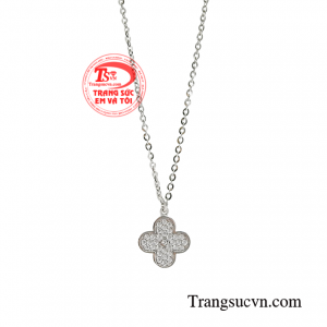 Dây chuyền vàng dễ dàng kết hợp cùng nhiều kiểu trang phục giúp các quý cô luôn tự tin, cuốn hút và hấp dẫn ánh nhìn.