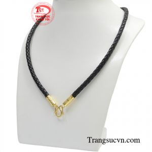 Chiếc dây da bọc vàng này mang lại vẻ năng động, khỏe khoắn cho phái mạnh