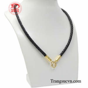 Sản phẩm phù hợp để đeo cùng mặt dây chuyền vàng hoặc mặt dây đá quý tạo nên phong cách riêng cho các quý ông