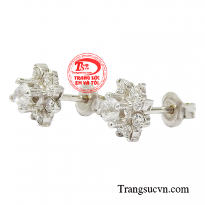 Sản phẩm giúp các cô gái mang đến một hình ảnh cô gái hiện đại, nữ tính luôn biết cách chăm chút cho bản thân. 