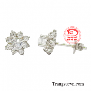 Kiểu dáng tuy không quá cầu kỳ nhưng vẫn giúp các nàng nổi bật và hợp thời trang hơn. 