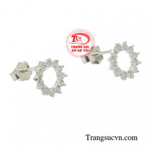 Đôi hoa tai này phù hợp với nhiều kiểu trang phục giúp phái đẹp thỏa sức diện các bộ đồ theo nhiều phong cách.