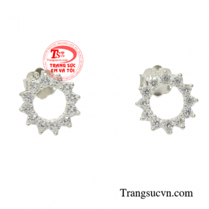 Hoa tai bạc thanh tú được chế tác tỉ mỉ mang đến nét xinh xắn cho phái đẹp.