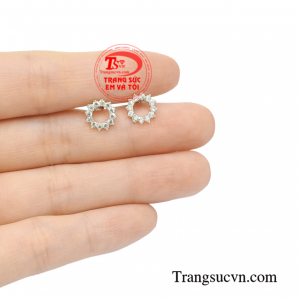 Hoa tai bạc thanh tú tinh tế.