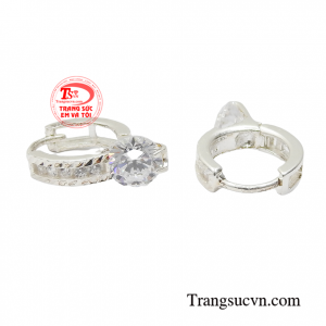 Những viên đá trắng nhỏ lấp lánh kết hợp cùng bạc 92.5 giúp cho đôi hoa tai càng thêm tỏa sáng