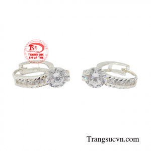 Hoa tai bạc thời trang với thiết kế vô cùng dễ thương, xinh xắn phù hợp với những bạn gái yêu thích phong cách ngọt ngào