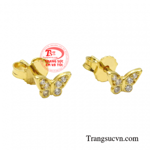 Đôi hoa tai mang nhiều ý nghĩa đem lại nét tươi tắn, rạng rỡ cho phái đẹp.