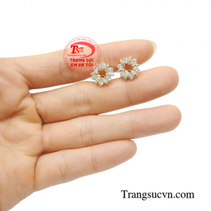 Hoa tai nữ vàng quý phái được ưa chuộng, xu hướng thời trang hiện đại của các quý cô