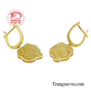 Đôi hoa tai này sẽ là sự lựa chọn hoàn hảo để làm quà tặng cho người thân thương.