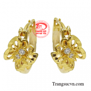 Hoa tai vàng tây hồ điệp giúp phái đẹp toát lên được vẻ ngọt ngào, dịu dàng của một người con gái Á Đông.