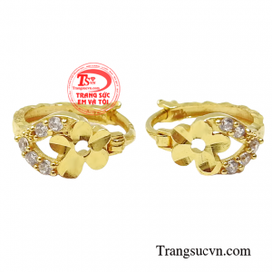 Hoa tai vàng tây kiều diễm là sự kết hợp đầy tính sáng tạo và tinh tế. 