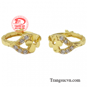 Sản phẩm tạo nên một hình ảnh người phụ nữ đậm chất thơ, tuy nhẹ nhàng nhưng vẫn toát lên được vẻ sống động, trong trẻo, gợi cảm và táo bạo của người phụ nữ.