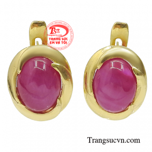 Hoa tai vàng tây thanh nhã gắn đá ruby ánh sao lấp lánh là phụ kiện không thể thiếu của phái đẹp. 