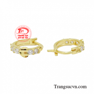 Với chiếc bông tai này các cô gái có thể thỏa sức phối cùng với những kiểu trang phục và phong cách thời trang đa dạng