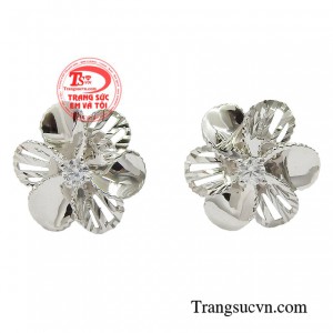 Hoa tai vàng trắng đài các có vẻ đẹp mong manh tựa như một cô gái yêu kiều thướt tha. 