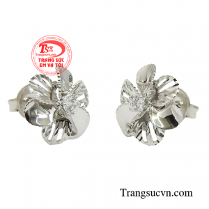 Đôi hoa tai này điểm xuyến thêm cho gương mặt bạn thêm phần thon gọn hơn. 