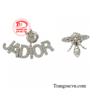 Hoa tai vàng trắng sành điệu là sự lựa chọn tuyệt vời cho các cô nàng yêu sự sang trọng nhưng cũng không kém phần cá tính.