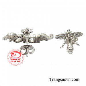 Nhắc tới phụ kiện, ít ai có thể bỏ qua những đôi bông tai vàng cao cấp và thời trang.