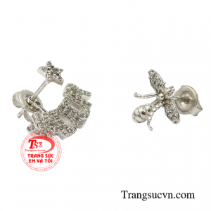 Và đôi hoa tai vàng trắng độc đáo này sẽ giúp các quý cô trở nên thời thượng và thu hút hơn trước đám đông.