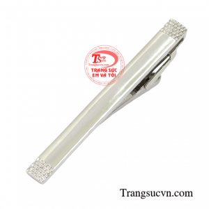 Kẹp cà vạt là phụ kiện của vest, giúp hoàn chỉnh vẻ trau chuốt, chỉn chu mà phái mạnh khó ai chối từ.