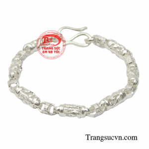 Lắc bạc nam cuốn hút tuy đơn giản nhưng lại thể hiện được khí chất của một người đàn ông.