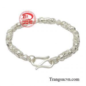 Sự thành đạt và và tri thức sẽ đến với bạn một cách dễ dàng hơn chỉ trong tầm tay với một chiếc lắc bạc khỏe khoắn.